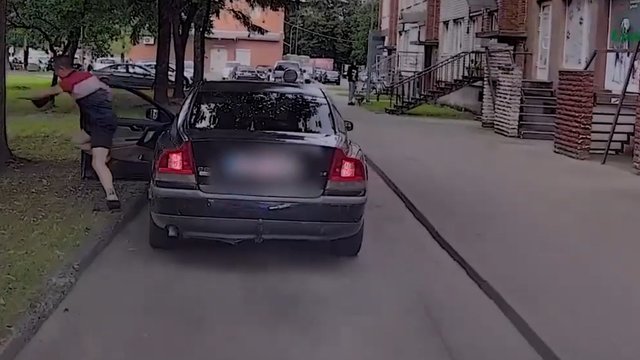 Kadrai iš bėglio gaudynių: sustabdęs automobilį vairuotojas staiga iššoko ir ėmė sprukti