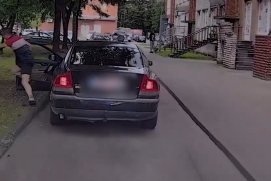 Kadrai iš bėglio gaudynių: sustabdęs automobilį vairuotojas staiga iššoko ir ėmė sprukti