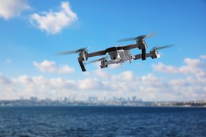 Technologinis lūžis danguje: dronus lazeriais įkraus jiems dar skrendant