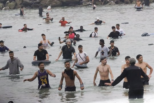 „Tai chaosas“: Ispaniją užplūdo dešimtys tūkstančių migrantų