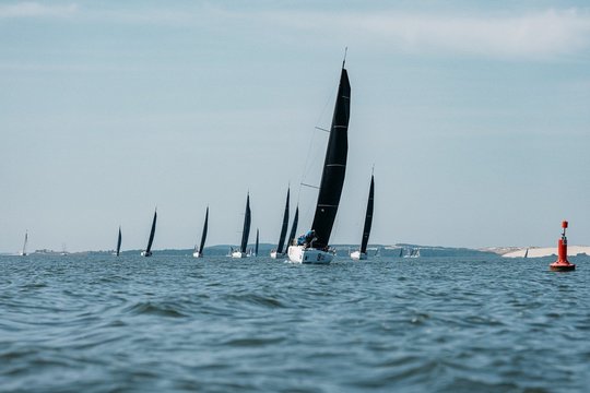 Prieš finalinę dieną „Kuršių marių regatoje“ įtampa – aukščiausiame taške: lyderius skiria vos taškas