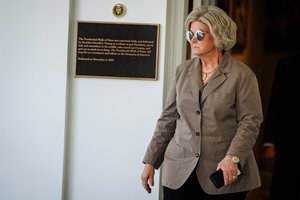 Už Baltųjų rūmų užkulisių durų – „ledinė dama“: kas iš tiesų valdo D. Trumpo pasaulį