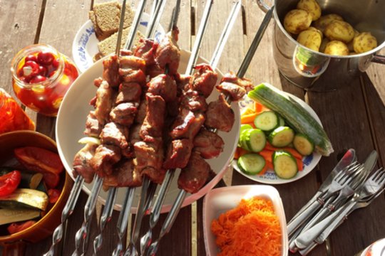 Šašlykai medaus marinate: labai patiks tiems, kurie jau atsivalgę įprastų
