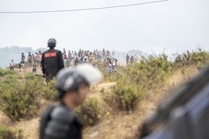 ELTA glaustai: planai dėl nenumatyto Seimo posėdžio, tebesitęsianti daugiavaikės šeimos drama, migrantų krizė Ispanijoje