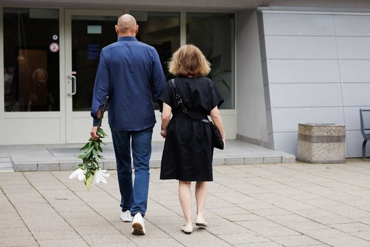 Jautriai ir savame rate: Vilniuje su K. Prunskiene atsisveikina artimiausi šeimos nariai ir giminės
