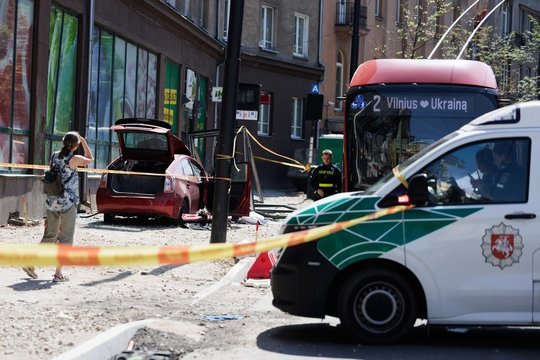 Paaiškėjo po avarijos komos ištiktos merginos tapatybė: reanimacijoje ji atsidūrė sostinėje automobiliui įsirėžus į stotelę