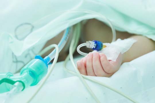 Sukrečianti 19 mėnesių mergaitės istorija: britų tarnybos tyrimą nutraukė, o po 19 dienų – kova dėl gyvybės  