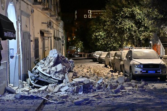 Košmaras Italijoje: per žemės drebėjimą žmonės iš baimės bėgo į lauką