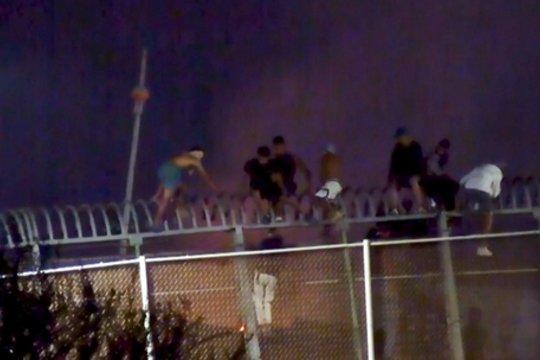Naktinio šturmo kadrai: migrantai lipo ant tvoros ir bandė patekti į Ispaniją