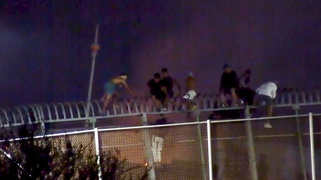Naktinio šturmo kadrai: migrantai lipo ant tvoros ir bandė patekti į Ispaniją