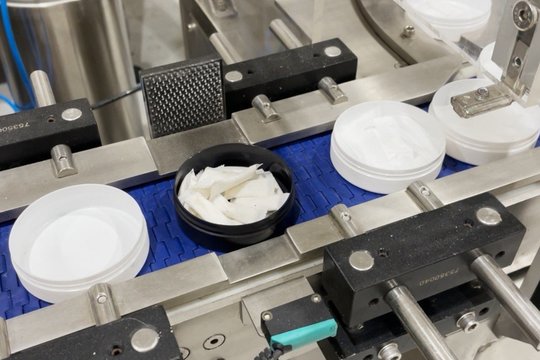 Pareigūnai aptiko slaptą nikotino fabriką: gamybos linijos ir tūkstančiai dėžučių produkcijos