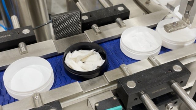 Pareigūnai aptiko slaptą nikotino fabriką: gamybos linijos ir tūkstančiai dėžučių produkcijos