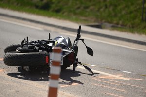 Skaudžios motociklo ir mopedo avarijos: sužeisti 2 žmonės, vienas vairuotojų – girtas