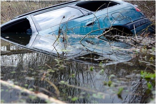 Marijampolėje girtutėlė moteris pagrobė automobilį ir įlėkė juo vandens telkinį