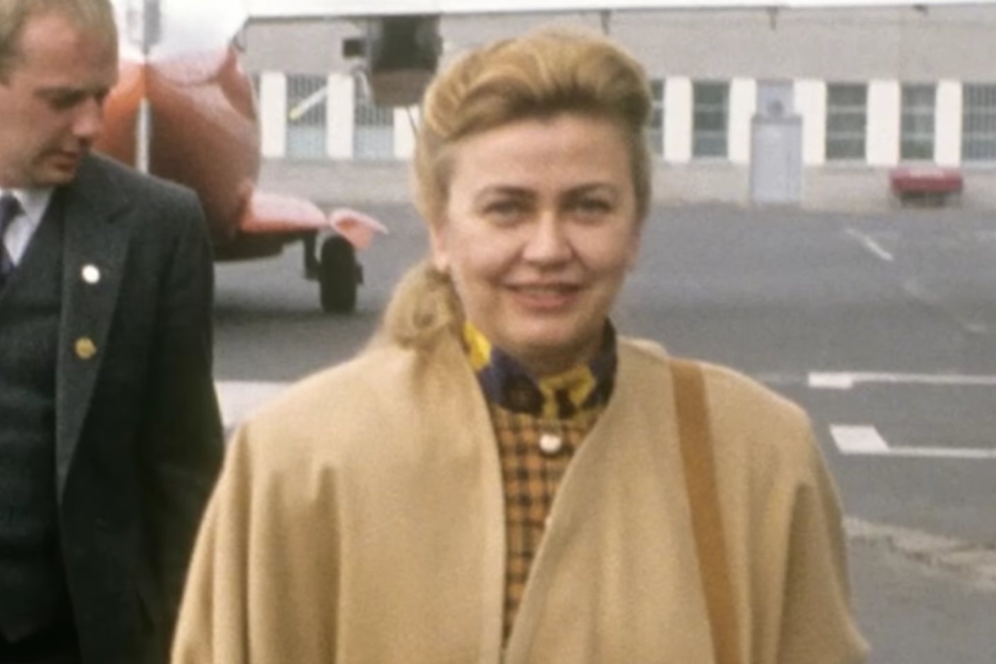 Ji atvyko į JAV dirbti kambarine, tačiau po keliolikos metų tapo viena turtingiausių pasaulio moterų. Barbara Piasecka-Johnson paveldėjo šimtus milijonų dolerių, laimėjo vieną garsiausių kovų dėl palikimo JAV istorijoje, bet visuomenė jai neatleido iki pat mirties.<br>„YouTube“ stop kadras.