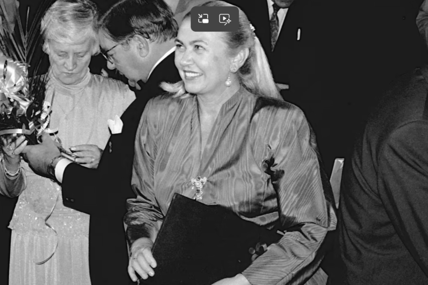 Ji atvyko į JAV dirbti kambarine, tačiau po keliolikos metų tapo viena turtingiausių pasaulio moterų. Barbara Piasecka-Johnson paveldėjo šimtus milijonų dolerių, laimėjo vieną garsiausių kovų dėl palikimo JAV istorijoje, bet visuomenė jai neatleido iki pat mirties.<br>„YouTube“ stop kadras.