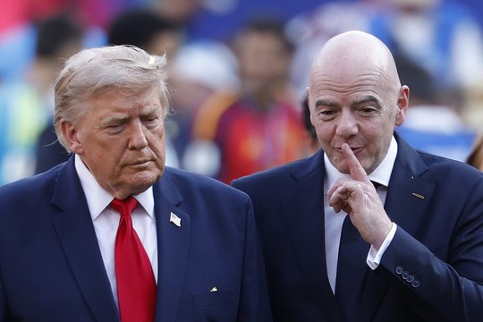 Futbolo karas tęsiasi: UEFA išsiuntė grasinantį laišką FIFA prezidentui