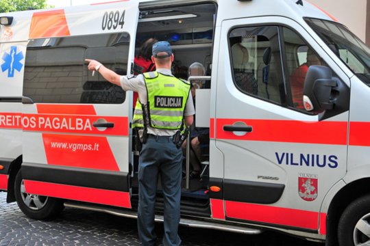 Sutrikus sveikatai vyras puolė medikus ir policininkus