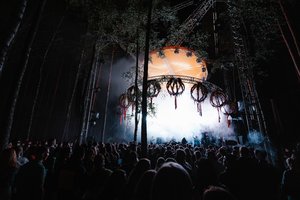 Savaitgalį Dzūkijos miškus drebins festivalis „Šaknys“: į sceną lips ryškios žvaigždės