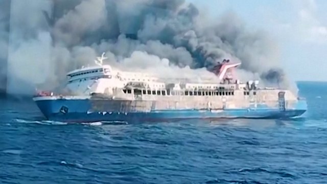 Paviešino nelaimės vaizdo įrašą: Indonezijoje užsidegė keltas, mažiausiai penki žmonės žuvo
