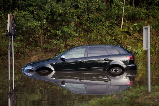Aiškėja dramatiškos Lietuvai smogusios audros pasekmės: gelbėjo įkalintus žmones, medžiai traiškė automobilius
