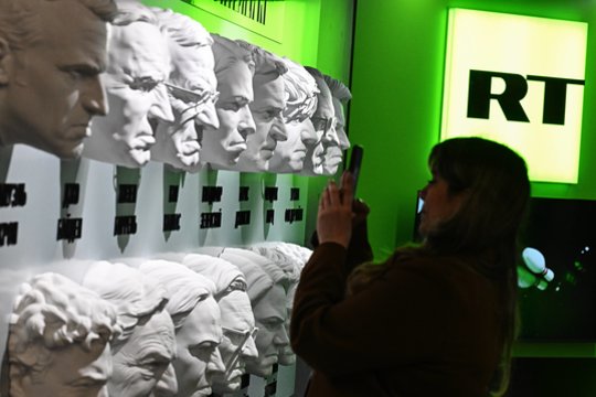 Prancūzijos teismas atmetė prokremliškos TV apžvalgininkės skundą dėl išsiuntimo iš šalies