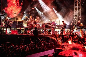 Netrukus Lietuvoje koncertuosiantys „The Cure“ nenustoja stebinti: kiekvienas koncertas – vis kitoks