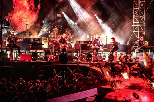 Netrukus Lietuvoje koncertuosiantys „The Cure“ nenustoja stebinti: kiekvienas koncertas – vis kitoks