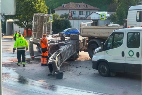 Incidentas Jonavos gatvėje: ant kelio nuvirto brangi technika