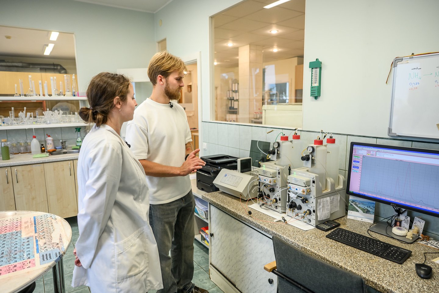 Laidos vedėjas N. Abrazevičius su laboratorijos vadove Aleksandra Babičeva tikrina vandens kokybę.