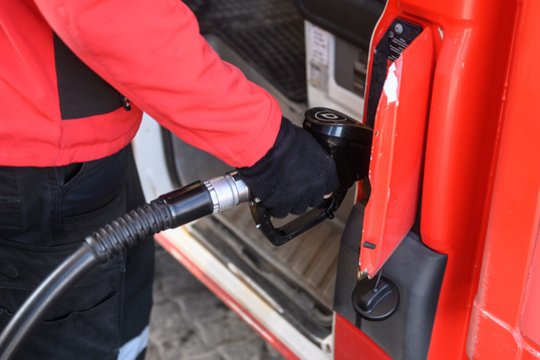 Zarasų degalinėje vyras įsipylė 100 litrų dyzelino ir išvažiavo nesumokėjęs