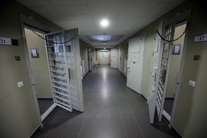 Telšių rajone girto vyro vairuojamas automobilis atsidūrė griovyje