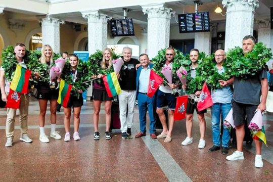 Čempionės sutiktos kaip didvyrės: Vilniaus oro uoste – ąžuolo vainikai ir trispalvės