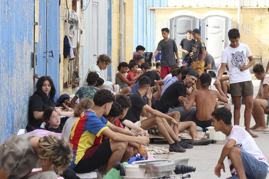 Lamanšo sąsiauryje iš degančio laivo išgelbėta beveik 160 migrantų