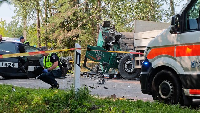 Vaizdai iš tragiškos avarijos Vilniaus r.: dviejų moterų ir vaiko gyvybių išgelbėti nepavyko