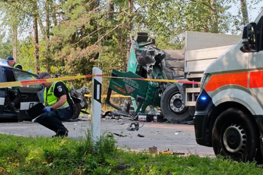 Vaizdai iš tragiškos avarijos Vilniaus r.: dviejų moterų ir vaiko gyvybių išgelbėti nepavyko