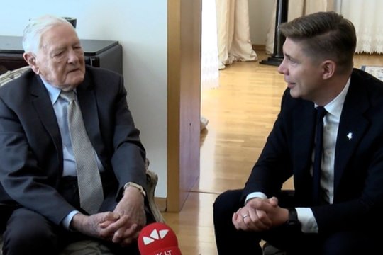Pamatykite M. Sinkevičiaus viešnagės pas V. Adamkų akimirkas: kalbėjo ir apie G. Nausėdos atostogas