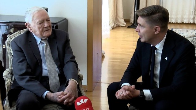 Pamatykite M. Sinkevičiaus viešnagės pas V. Adamkų akimirkas: kalbėjo ir apie G. Nausėdos atostogas