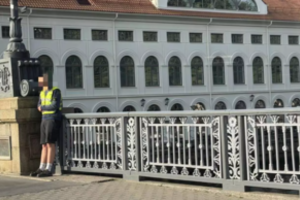 Klaipėdiečiai susirūpino dėl paslaptingo jaunuolio: paaiškėjo, ką jis kas rytą veikia ant tilto