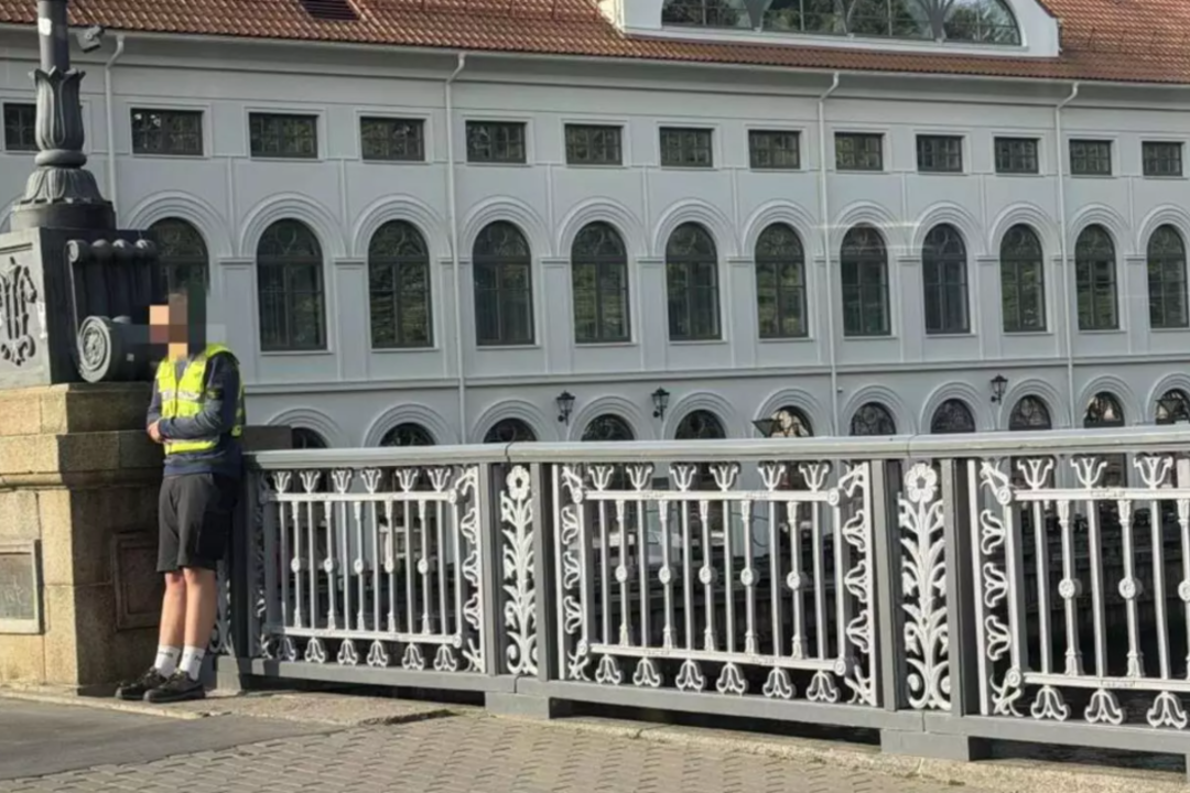 Klaipėdiečiai susirūpino dėl paslaptingo jaunuolio: paaiškėjo, ką jis kas rytą veikia ant tilto