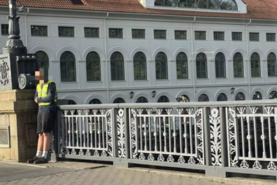 Klaipėdiečiai susirūpino dėl paslaptingo jaunuolio: paaiškėjo, ką jis kas rytą veikia ant tilto