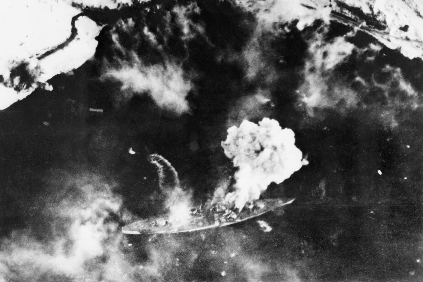 1944 m. lapkričio 12 d. 32 britų lėktuvai atakavo „Tirpitz“.<br> Wikimedia commons.