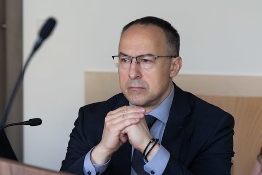 Girtas prie vairo sėdęs V. Laučius nesutinka su teismo nuosprendžiu: prašo leisti vairuoti anksčiau