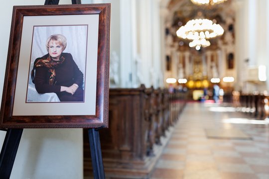 „Ji buvo ne viršininkė, o lyderė“: K. D. Prunskienės Vyriausybės nariai atsisveikina su buvusia premjere