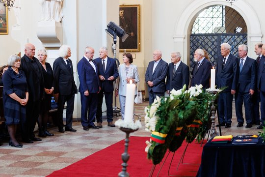 Lietuva atsisveikina su K. Prunskiene: kadruose – ištarti paskutinį „sudie“ plūstantys žmonės