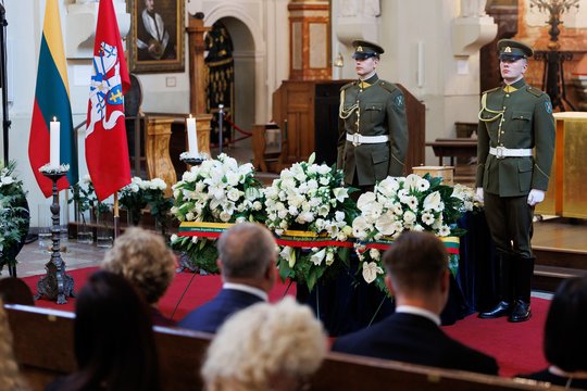 Lietuva atsisveikina su K. Prunskiene: kadruose – ištarti paskutinį „sudie“ plūstantys žmonės