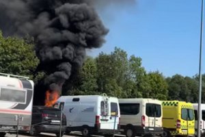 Klaipėdoje nerimą sukėlė į dangų šovęs juodų dūmų stulpas: užsidegė vagonėlis ant ratų
