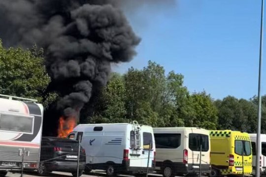 Klaipėdoje nerimą sukėlė į dangų šovęs juodų dūmų stulpas: užsidegė vagonėlis ant ratų