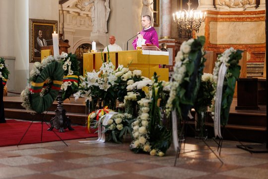 Už buvusią premjerę K. Prunskienę – Šv. Mišios: tarp atvykusiųjų – artimieji, politikai ir bičiuliai