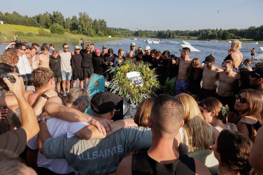 Ašaros ir jaudinantys vaizdai – pagerbtas Nidoje nuskendęs čempionas M. Lisauskas
